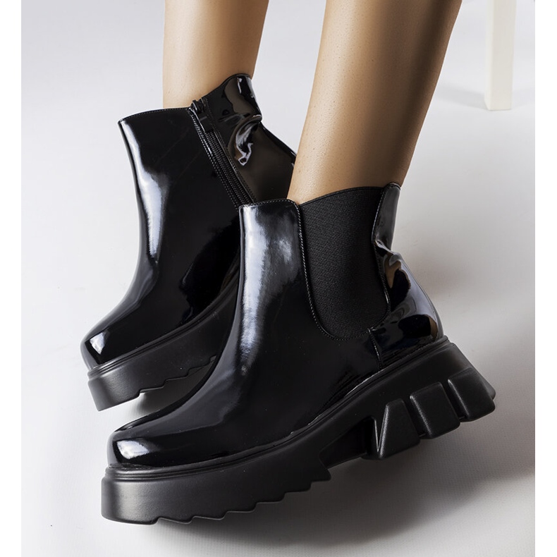 Černé lakované zateplené kozačky značky Delit černý 1