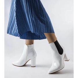 Dolla bílé lakované kozačky na sloupku bílý 1 Dolla bílé lakované kozačky na sloupku bílý 1