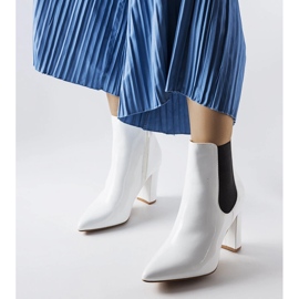 Dolla bílé lakované kozačky na sloupku bílý 2 Dolla bílé lakované kozačky na sloupku bílý 2