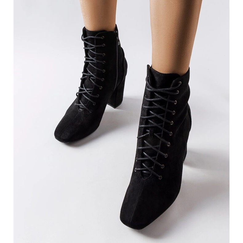 Černé šněrovací kotníkové boty značky Drouins černá 1 Černé šněrovací kotníkové boty značky Drouins černá 1