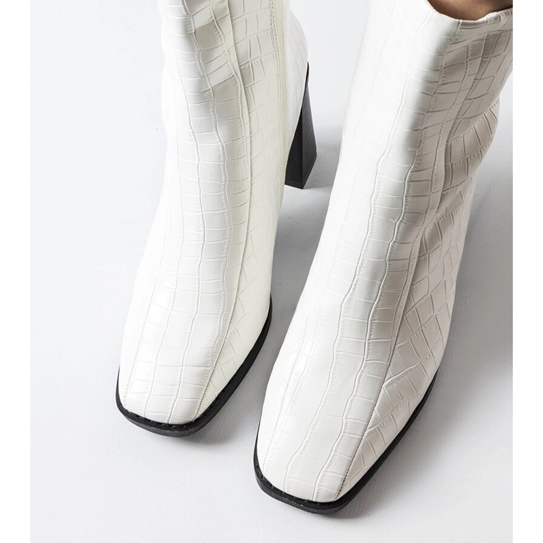 Bílé kotníkové boty s imitací krokodýlí kůže od Belluci bílý 1