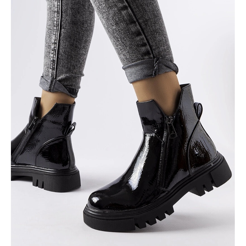 Černě lakované zateplené boty Ritte černá 1