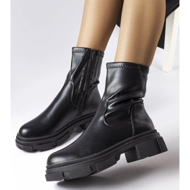 Černé zateplené kozačky značky Helvi černý 1