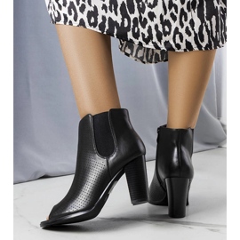 Černé prolamované kotníkové boty značky Anna černá 1