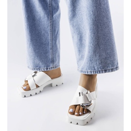 Bílé žabky s traktorovou podrážkou od Carceri bílý 1 Bílé žabky s traktorovou podrážkou od Carceri bílý 1