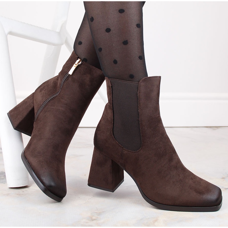 Dámské semišové kotníkové boty na ozdobném podpatku, hnědé, Potocki SZ12183 hnědý 1 Dámské semišové kotníkové boty na ozdobném podpatku, hnědé, Potocki SZ12183 hnědý 1