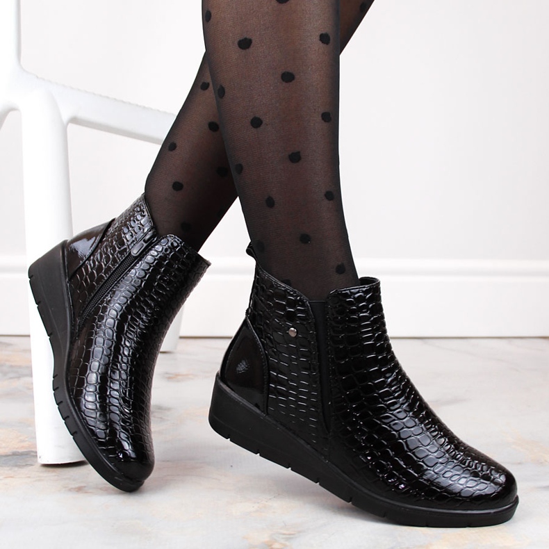 Černé lakované dámské kotníkové boty s rozkrokovým klínem, T.Sokolski Z23-333 černá 1 Černé lakované dámské kotníkové boty s rozkrokovým klínem, T.Sokolski Z23-333 černá 1