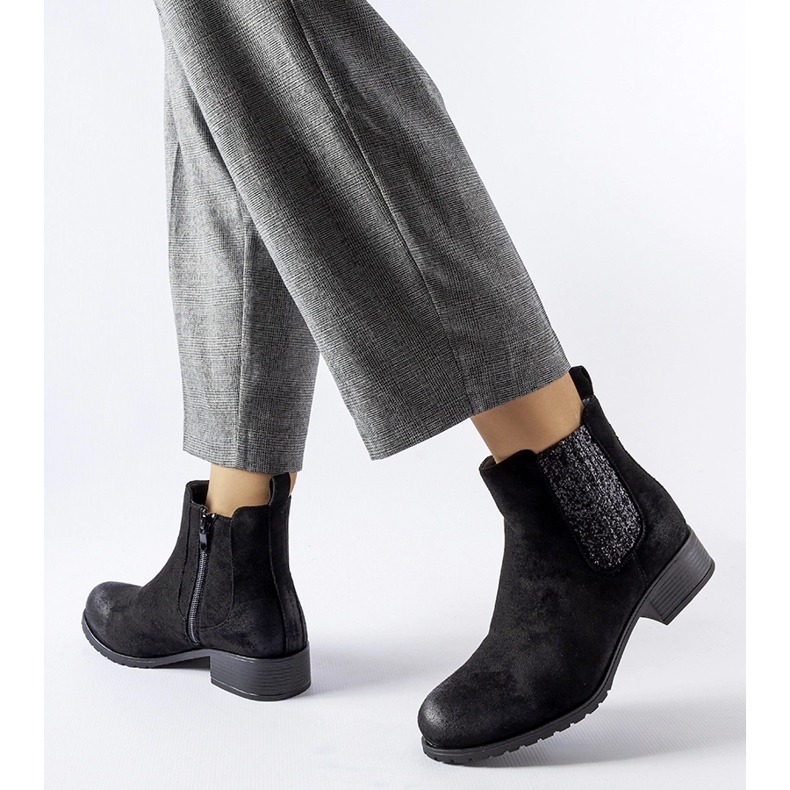 Černé ploché kotníkové boty s ozdobnou vsadkou Arnoux černá 1