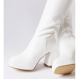 Bílé kozačky na masivním sloupku od Villanova bílý 1