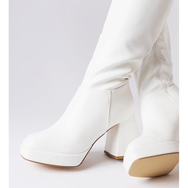 Bílé kozačky na masivním sloupku od Villanova bílý 1 Bílé kozačky na masivním sloupku od Villanova bílý 1