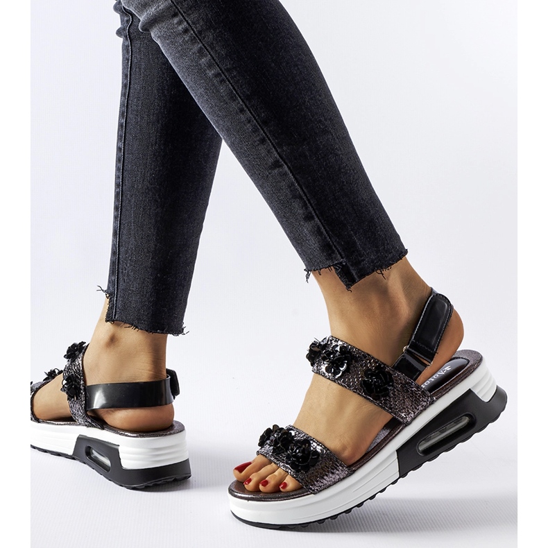 Inna Šedé sandály na klínku s květinami od Stamford stříbrný 1