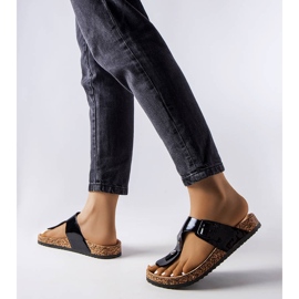 Černé žabky s přezkami od Lee Cooper LCW-22-35-1170L černý 1
