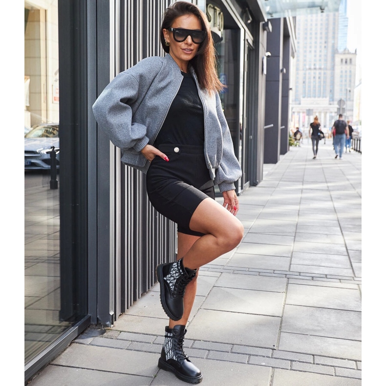 Černé kozačky zdobené monogramem černá 1