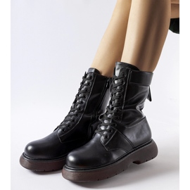 Černé zateplené kozačky s hnědou podrážkou Beata černá 1