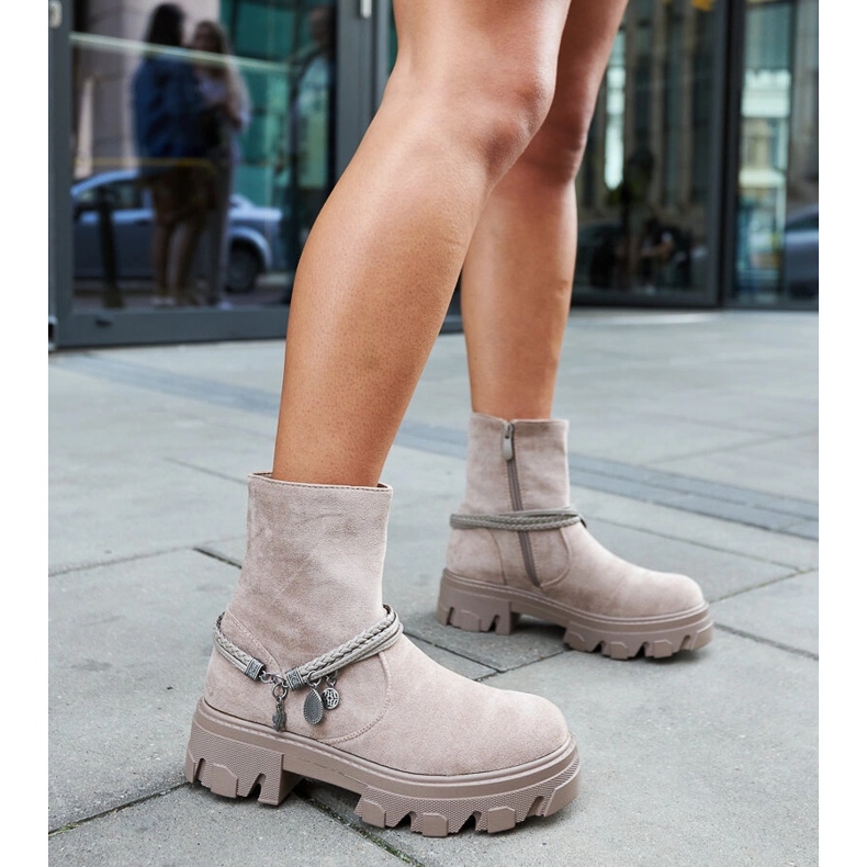 Béžové kotníkové boty s ozdobným náramkem béžový 2