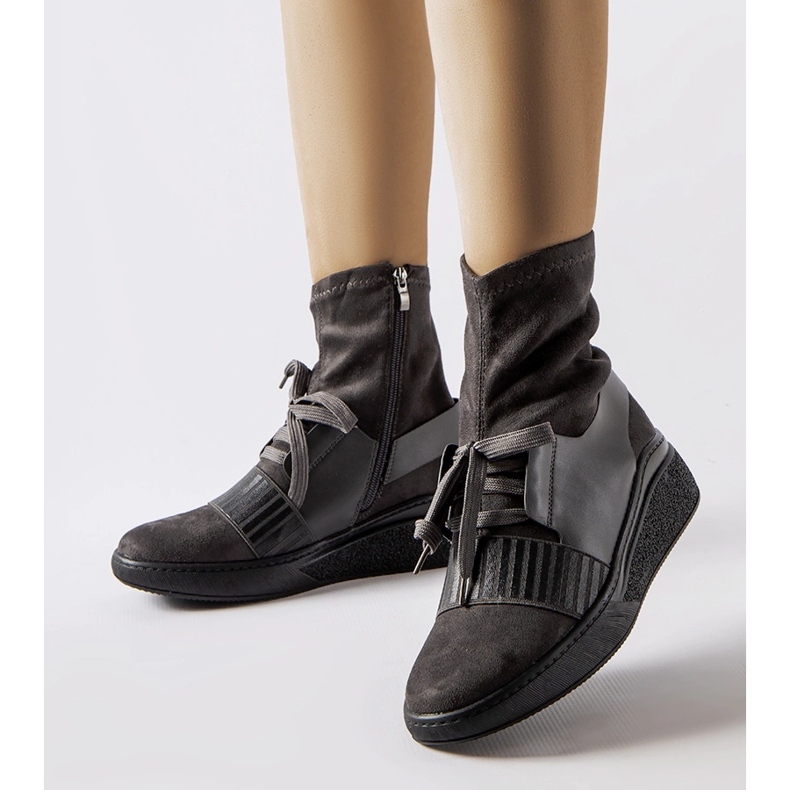 Šedé ponožkové kotníkové boty na klínku Spoleto šedá 1