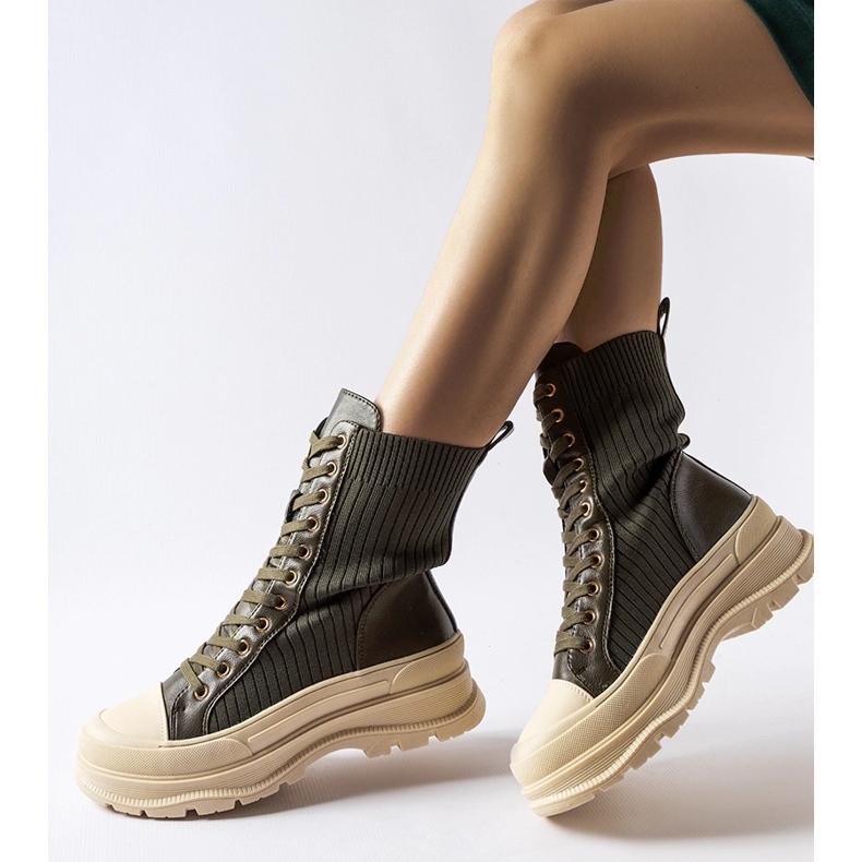 Tmavě zelené kozačky se světlou silnou podrážkou Vitto zelená 1