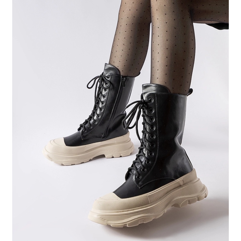 Černé dělnické boty se silnou béžovou podrážkou Crosia černá 1