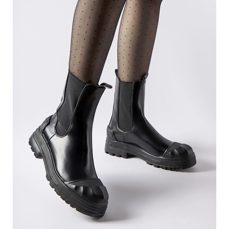 Černé, zateplené, masivní albánské kotníkové boty černá 1