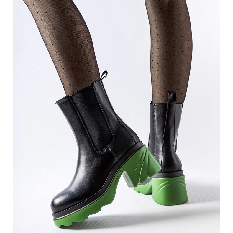 Černé zateplené kotníkové boty se zeleným podpatkem Tirano černá 1 Černé zateplené kotníkové boty se zeleným podpatkem Tirano černá 1