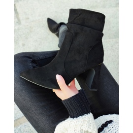 Dámské černé kozačky na zdobeném sloupku černá 2