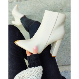 Dámské béžové kozačky s ozdobným bodcem béžový 2