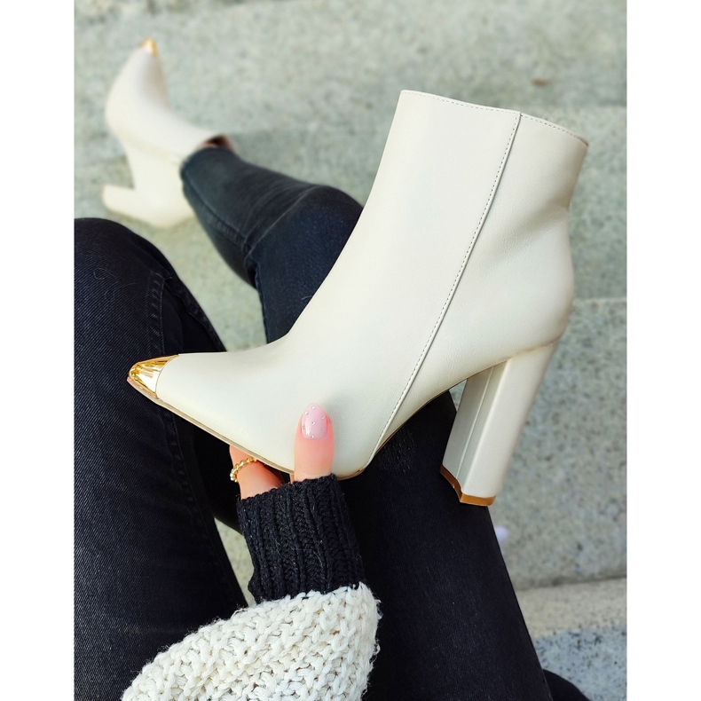 Dámské béžové kozačky s ozdobným bodcem béžový 2