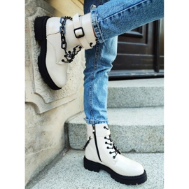 Dámské béžové lakované pracovní boty s odnímatelným řetízkem béžový 2