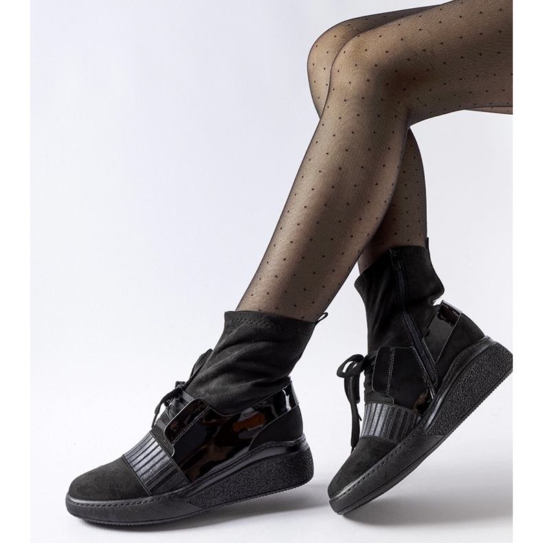 Černé kotníkové boty na klínku Spoleto černá 1