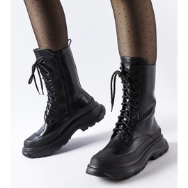 Černé dělnické boty se silnou černou podrážkou Crosia černá 2