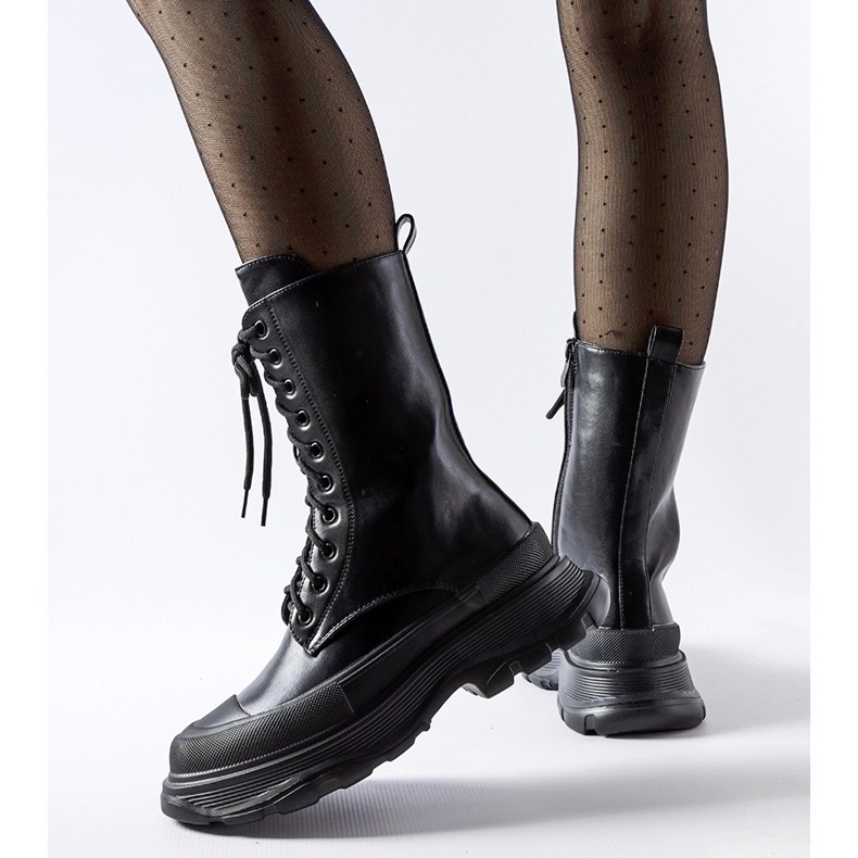 Černé dělnické boty se silnou černou podrážkou Crosia černá 1