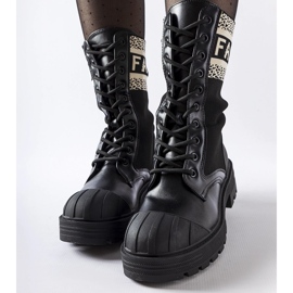 Černé ponožkové boty s bílým nápisem Daria černá 1