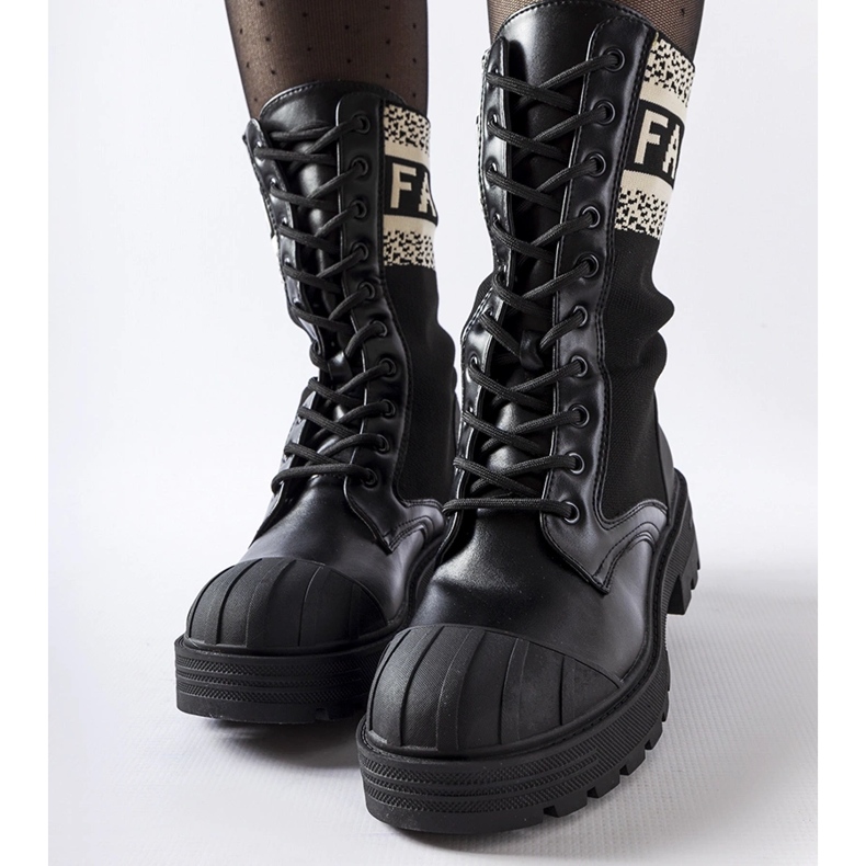 Černé ponožkové boty s bílým nápisem Daria černá 1