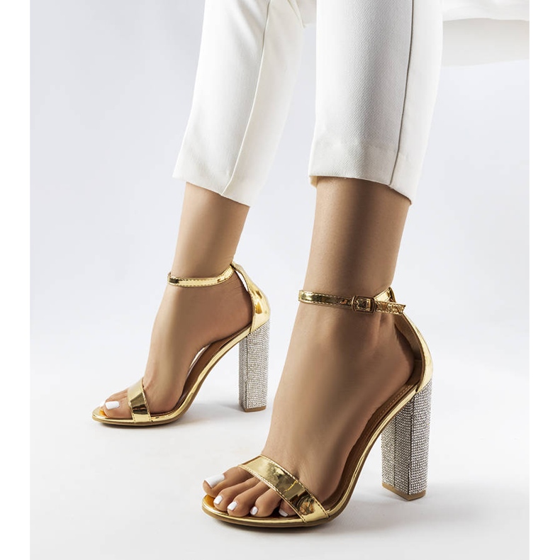 Zlaté sandály na ozdobném sloupku Rette zlatý 1