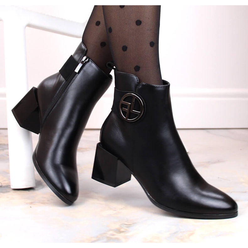 Dámské černé, zateplené kotníkové boty na ozdobném vysokém podpatku, Potocki SZ12227 černá 1 Dámské černé, zateplené kotníkové boty na ozdobném vysokém podpatku, Potocki SZ12227 černá 1