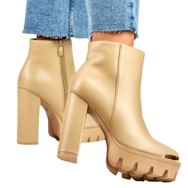 Béžové dámské vysoké kotníkové boty na silném podpatku béžový 1