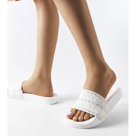 Bílé slidery zdobené volánky od Ernesta bílý 2