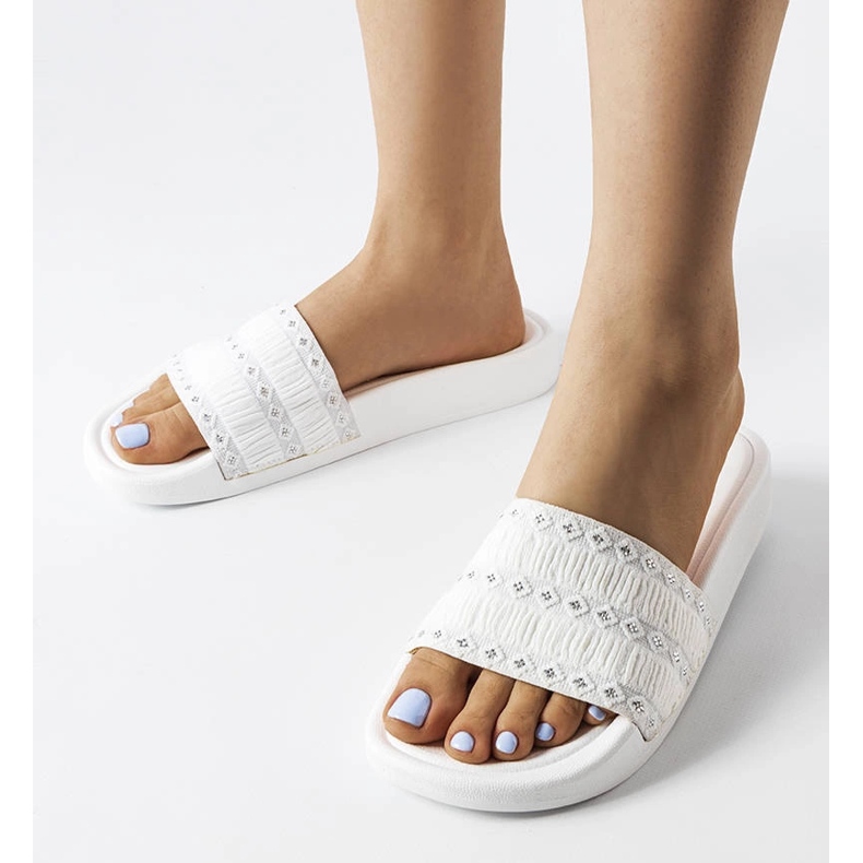 Bílé slidery zdobené volánky od Ernesta bílý 1