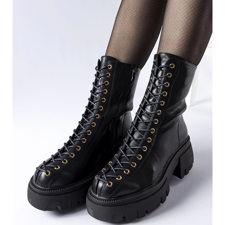 Černé zateplené kozačky zdobené vázáním Amla černá 1