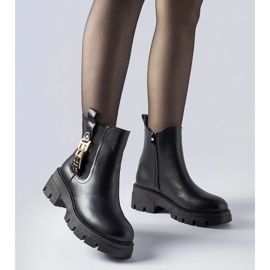 Černé masivní kotníkové boty s ozdobnou přezkou Nuovo černá 1