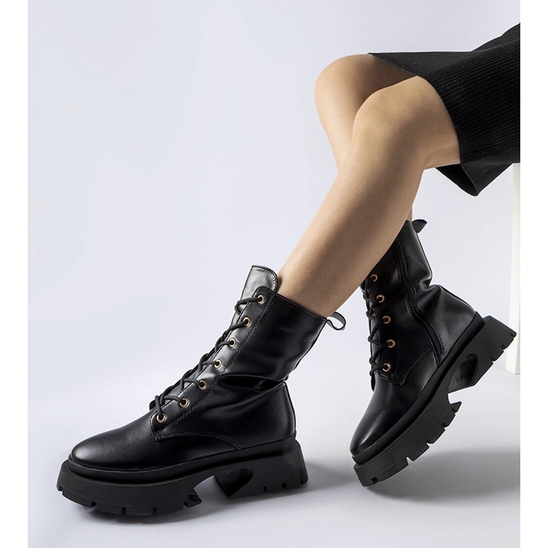 Černé zateplené kotníkové boty Aeroporto černá 1