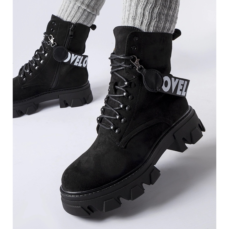 Černé kotníkové boty s ozdobným odnímatelným páskem černá 1