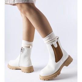Bílé kotníkové boty s béžovou podrážkou Giacinta bílý 1