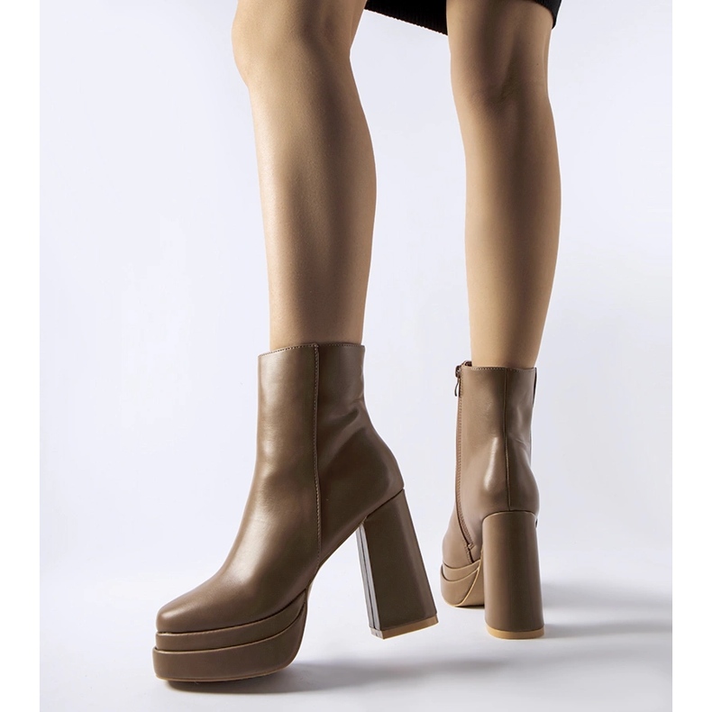 Hnědé kotníkové boty na vysokém podpatku od Ashwood hnědý 1 Hnědé kotníkové boty na vysokém podpatku od Ashwood hnědý 1