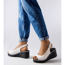 Bílé sandály na klínku Elda bílý 1 Bílé sandály na klínku Elda bílý 1