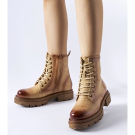 Tmavě béžové boty se zvířecím potiskem od Suviana béžový 1