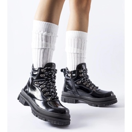 Černé lakované kotníkové boty značky Richards černá 1 Černé lakované kotníkové boty značky Richards černá 1