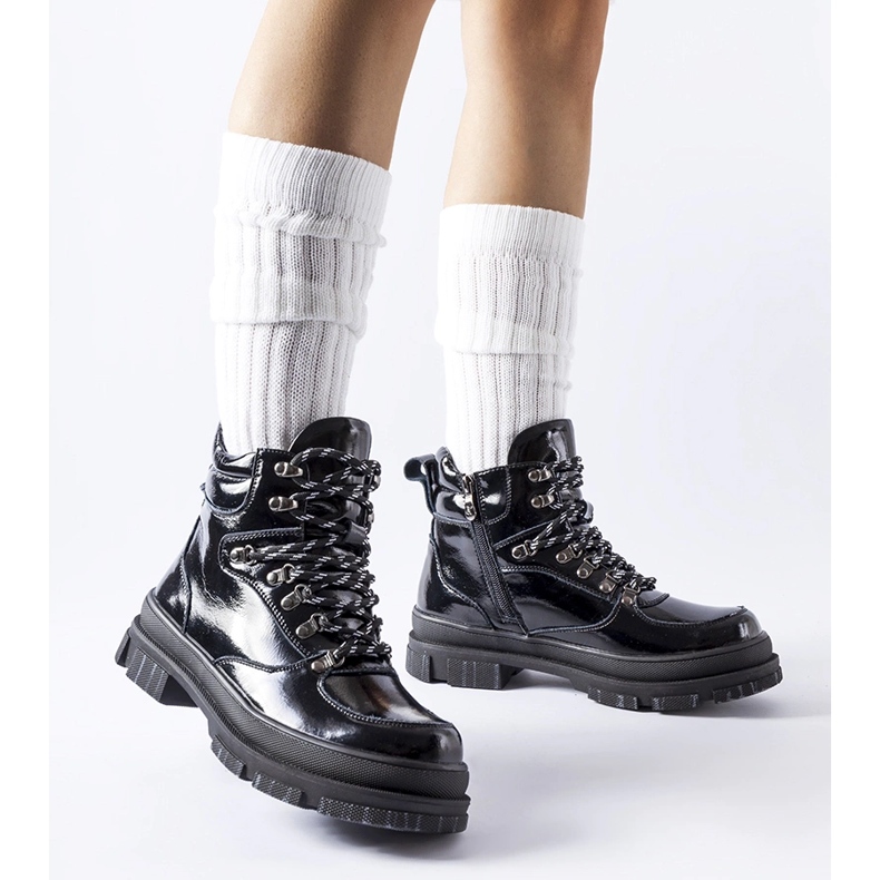 Černé lakované kotníkové boty značky Richards černá 1 Černé lakované kotníkové boty značky Richards černá 1