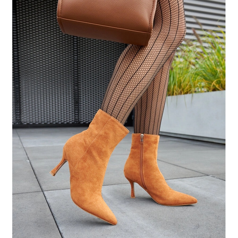 Hnědé kotníkové boty na nízkém podpatku značky Guimond hnědý 2