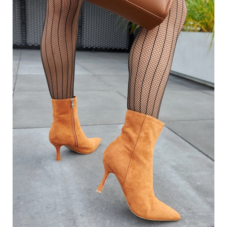 Hnědé kotníkové boty na nízkém podpatku značky Guimond hnědý 1